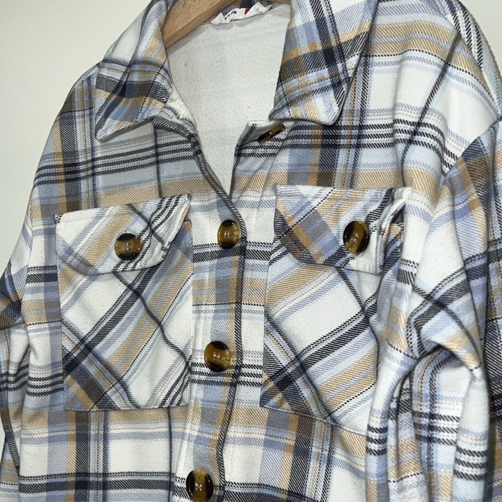 Beautees Shacket - Picture 2 of 2